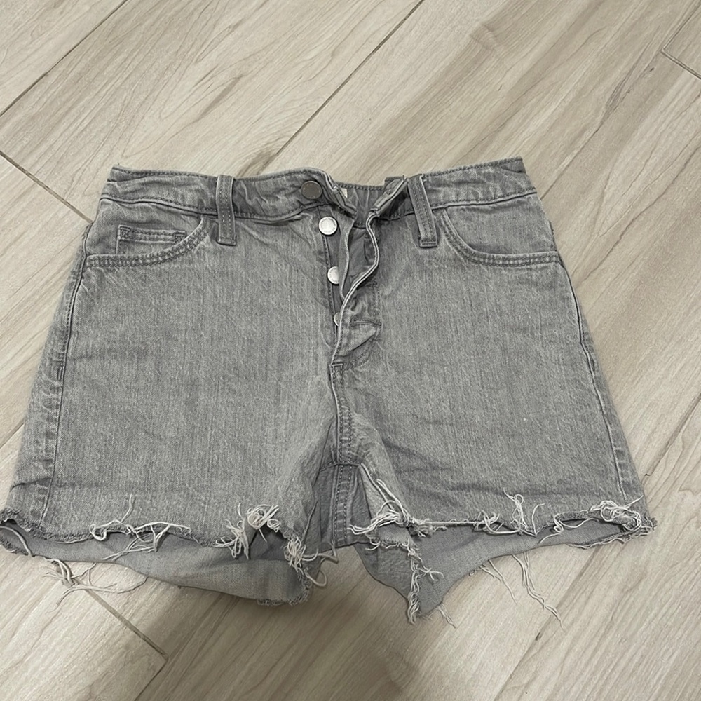 Distressed shorts. You can leave longer or roll up to shorten length! Size 2/26r
